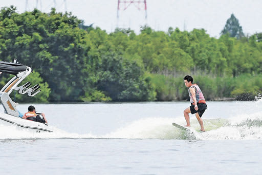 Wave surfing on the Nagara River, Kaizu City Wake surfing, official competition