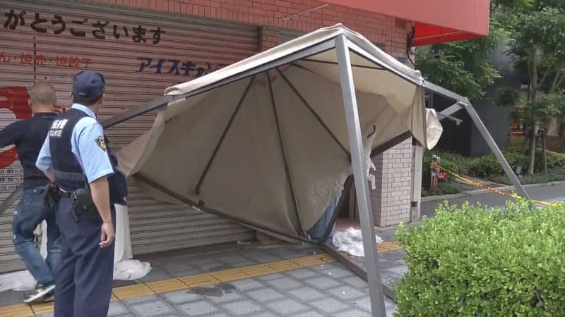 【速報】ビル屋上からテントが落下か　通行人の６０代男性の頭に当たり病院に搬送　…