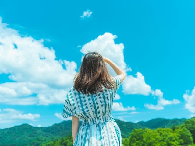 26 years old office worker. She has a debt of 250 million yen.She feels lonely because she has no money and no friends...