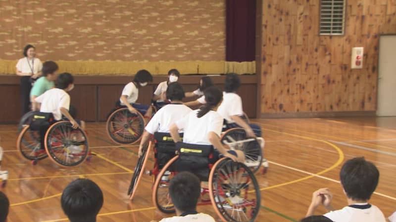 Donating wheelchairs for basketball to popularize sports for people with disabilities