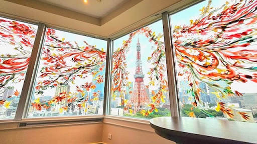 Spend time with the autumn leaves motif on the window and the superb view of Tokyo Tower...Limited to one group per day "Aut...