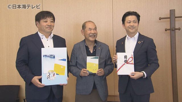 Use for local education Donation of a DVD of the movie Takatsugawa Director Yoshinari Nishikori and others visit the city hall Matsue City, Shimane Prefecture