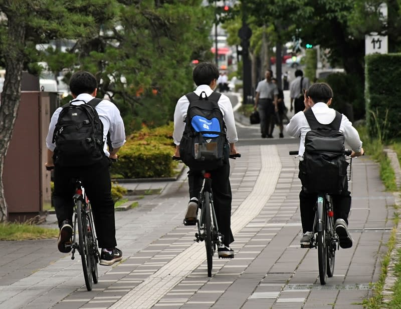 Bicycle wearing 9% No permeation Low around the university, lack of supplies is also a factor Mandatory efforts to make helmets