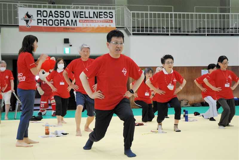 〝赤馬パワー〟で介護予防　ロアッソウェルネスプログラム、大西・熊本市長も体験　体幹などトレーニング
