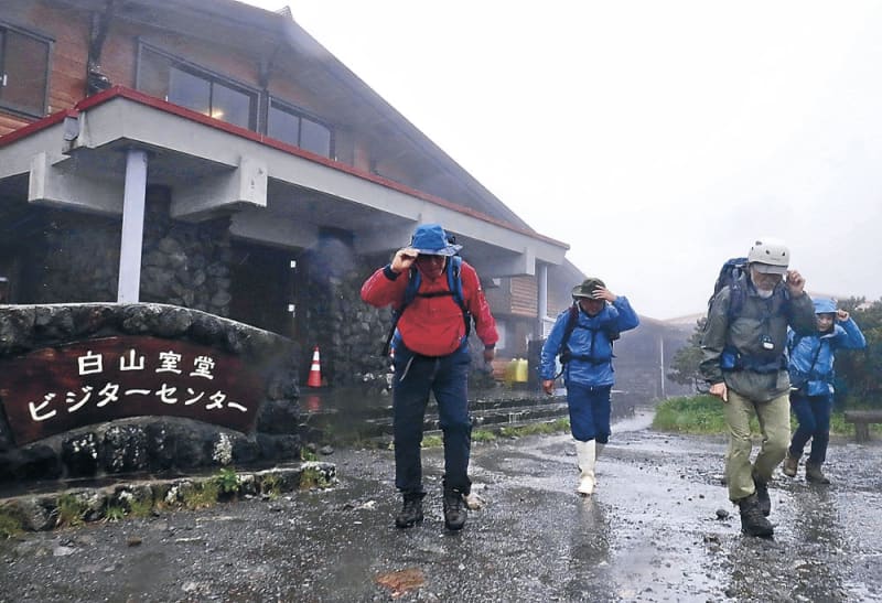 Heavy rain warning, abandonment of climbing