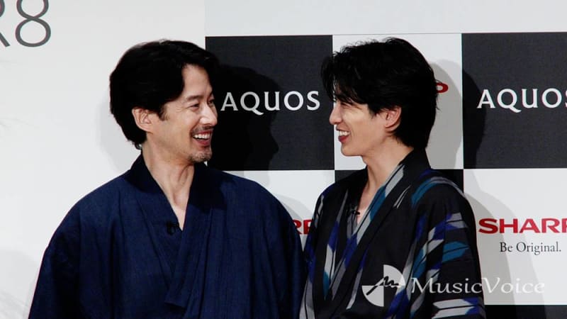 Yutaka Takenouchi & Jun Shison smile embarrassed at the request of "Look at each other!"
