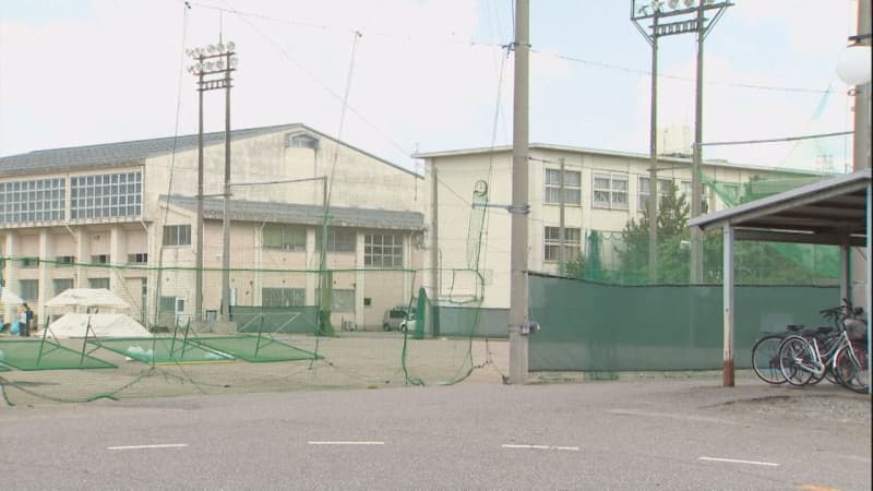 A student discovered a camera installed in a girls' changing room at a prefectural high school.