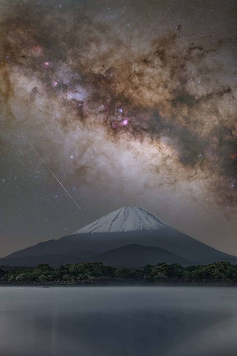 Snow-covered Mt. Fuji, the twinkling Milky Way, and... I'm at a loss for words at this "lucky one" that captures the miraculous collaboration.
