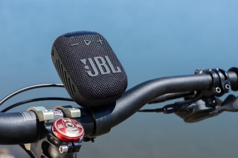JBL, a portable speaker that can be attached to the handle of a bicycle "JBL WIND 3"