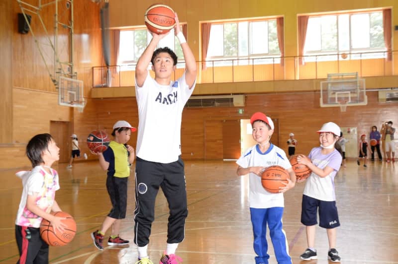バスケの楽しさに触れる／八戸ダイム・寺嶋選手が児童に指導