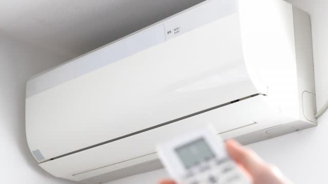 Is it better to leave the air conditioner on?Should the temperature of the refrigerator be changed?How to save power