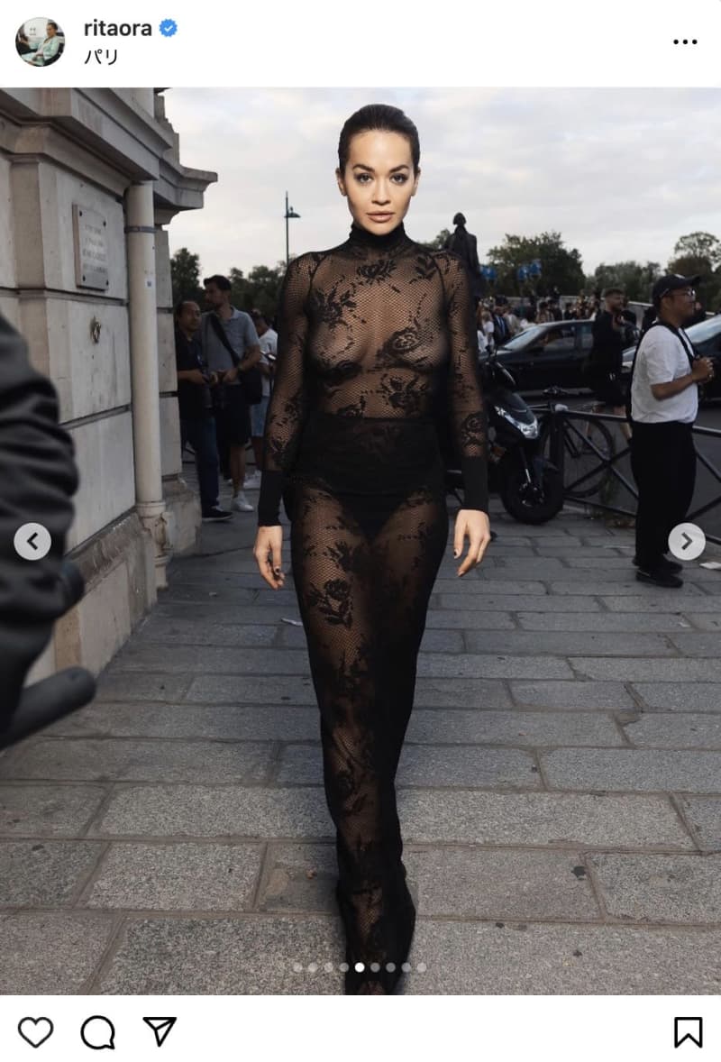 Rita Ora, a bold naked dress with no bra!Participated in Paris Fashion Week