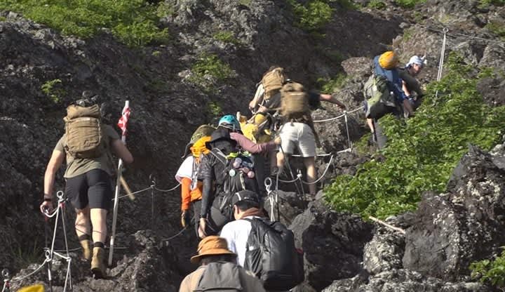 富士山の登山者　5日間で9000人超　過去10年で2番目の多さ　地元市長は事故懸念　山梨