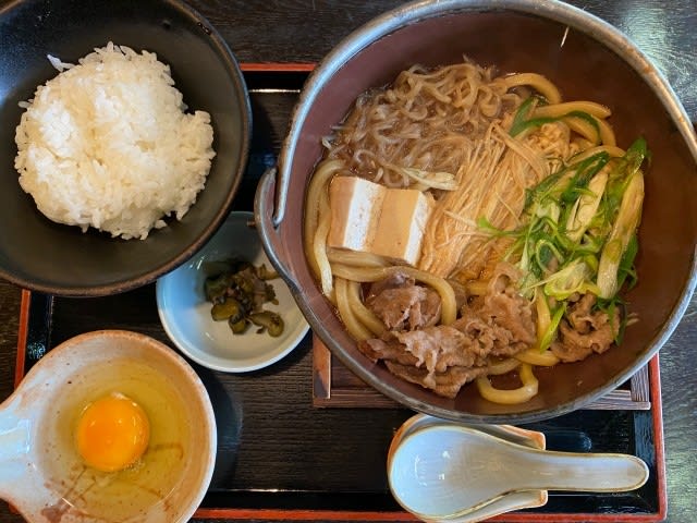 地元民から愛される大阪・八尾市の人気店！絶品すき焼きうどん定食は牛丼で〆る！