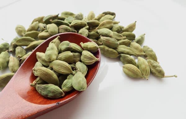 “Cardamom” is the “queen of spices” that promotes digestion and eliminates bad breath and alcoholic odors [chrononutrition and seasonal ingredients]
