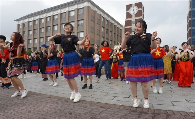 International students introduce their home country's culture Dance, martial arts, and cooking at school cafeteria Ritsumeikan Asia Pacific University in Beppu, Oita