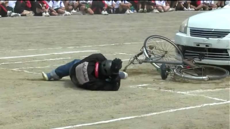 Bicycle traffic safety education at junior high school in Izumi city Stuntman reproduces accident Kagoshima