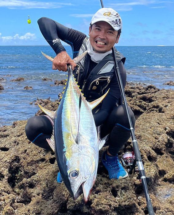 A 95 cm yellowfin tuna at Chinen Reef