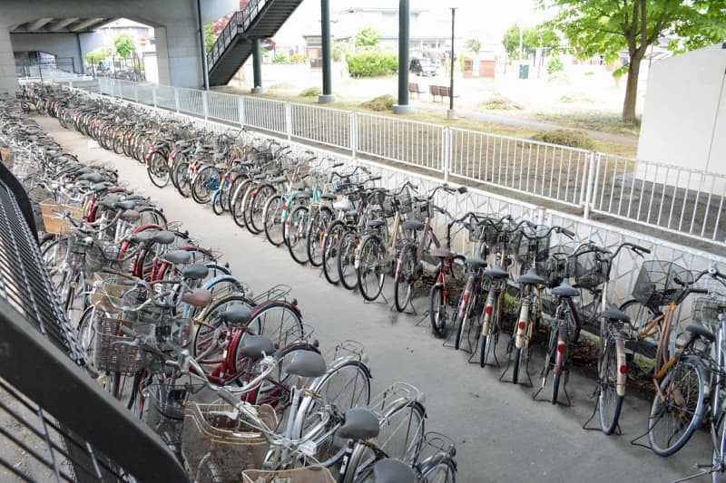 What happens to abandoned bicycles? ／Hirosaki/Josai Ohashi Underneath 300 cars stored/Some used cars, most discarded