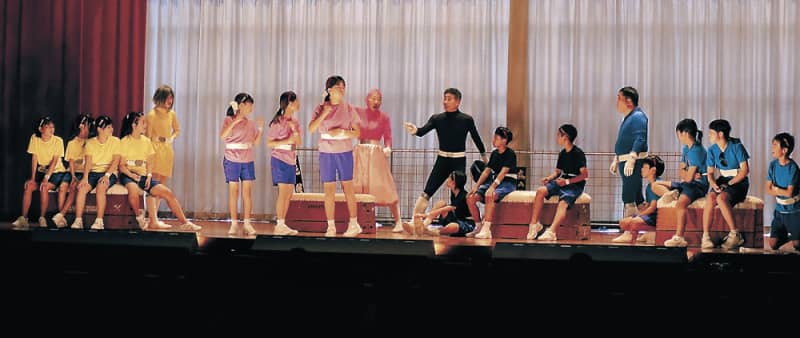 Children's hero enthusiastic performance Toyama Nishida local elementary school, performance with members of theater troupe Toyama stage