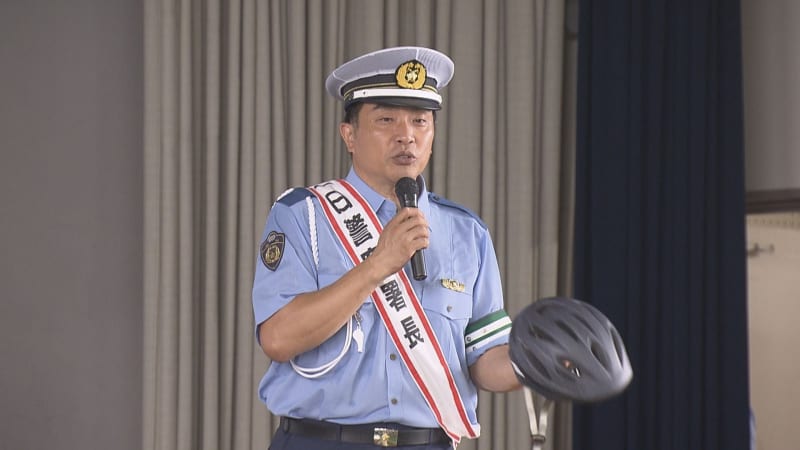 Mr. Masashi Yamamoto appeals to the chief of the Aichi Prefectural Police Showa Police Station for the day, such as wearing a helmet when riding a bicycle for children