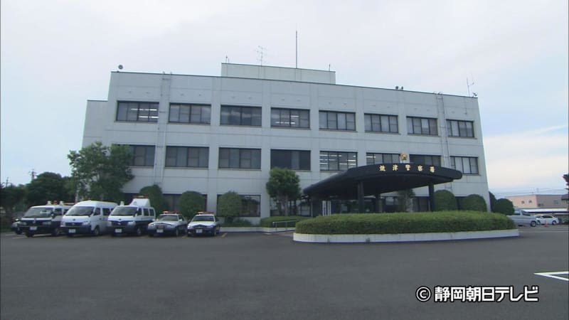 A self-proclaimed man from Saga Prefecture suspected of not reporting the accident despite driving without a license and hitting a bicycle on which an elementary school student was riding...
