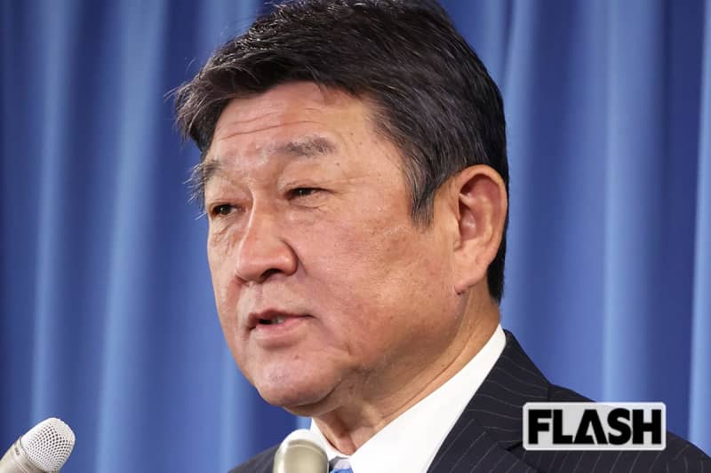 Liberal Democratic Party (LDP) Secretary-General Motegi praises Don Konishi for his polo shirts and sunglasses