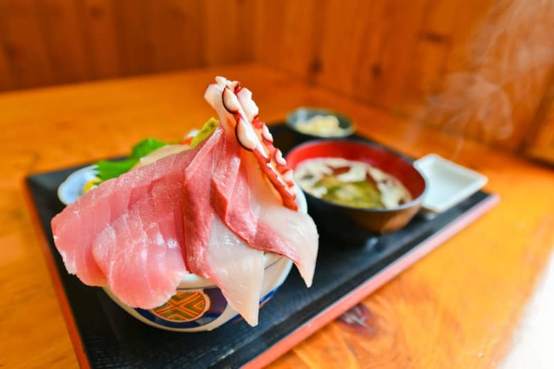 千葉・銚子の超人気店！威風堂々とそびえ立つ「五色丼」は並んでも食べたい一杯