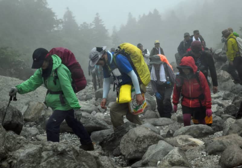 "Hakkoda Mountain Day" 180 climbers in the rain