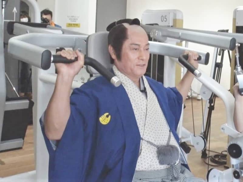 入館した武士姿のまま臨む…松平健さんが『chocoZAP』に登場 サプライズでトレーニング