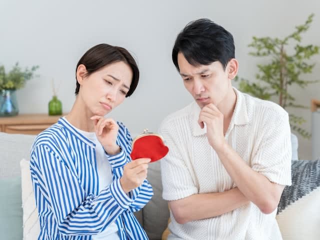 A 39-year-old office worker with 950 million yen in savings.improved her finances by paying off her husband's debt and her scholarship in three years