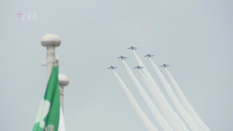 Blue Impulse celebrates the "six belts" world swimming in the sky above Fukuoka in a perfect formation
