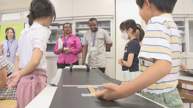 An African teacher visits an elementary school in Okayama City and learns Japanese teaching methods
