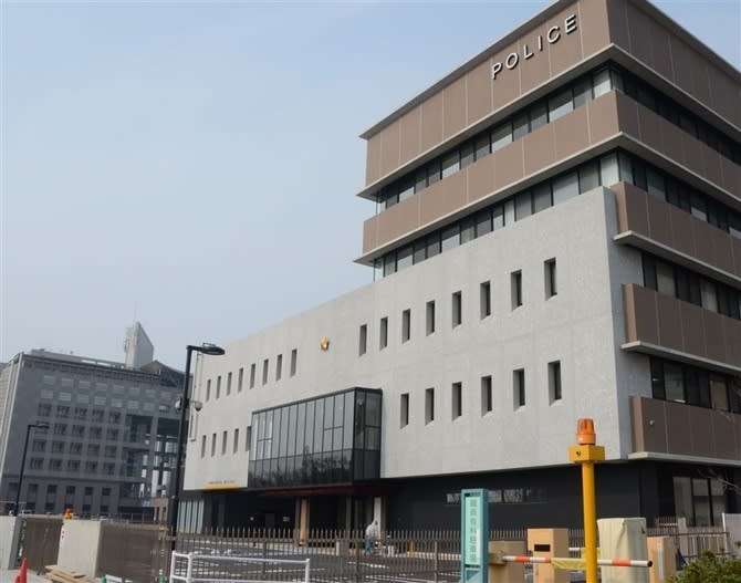 自転車に乗る男が女性を追い越しざまに顔のぞき込む　福岡県大野城市の路上