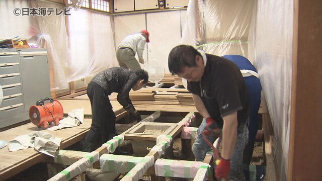Underfloor flood damage Cleaning work by volunteers Request for removal of earth and sand from single-person homes Izumo City, Shimane Prefecture