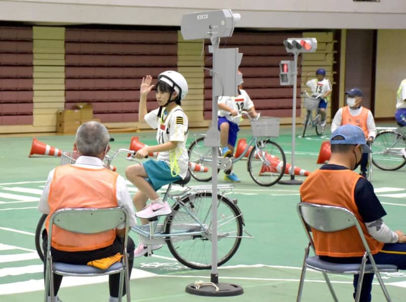 Ibaraki Prefectural Tournament for the First Time in 92 Years 4 Children Compete for Safe Cycling and Skills