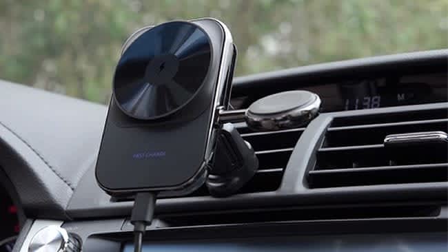 Charge while cooling your iPhone! MagSafe compatible multi-functional car holder "Quir"