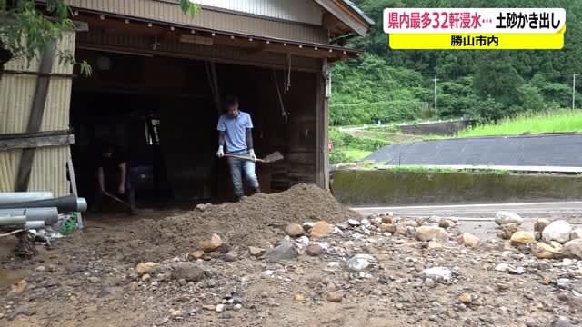 Volunteers also start scraping out the earth and sand in Katsuyama city after heavy rain damage again [Fukui]