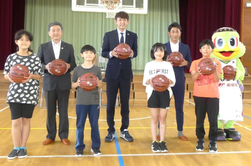 Levanga Hokkaido, a professional basketball player, donated a ball to Kitahiroshima Municipal Elementary School.