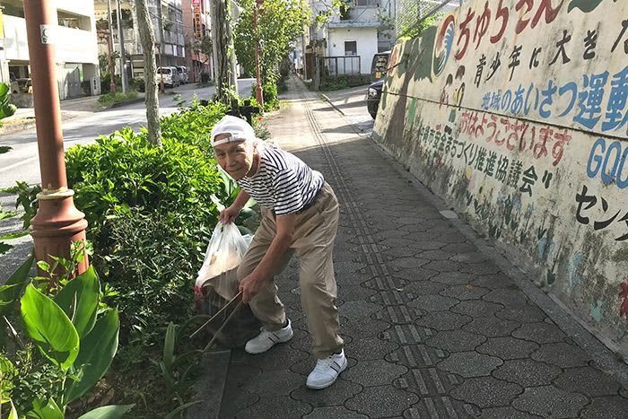"Torimori" who beautifies the shopping street from 4 o'clock every morning Former landscape craftsmen, devoted to volunteers Parka in Okinawa City…