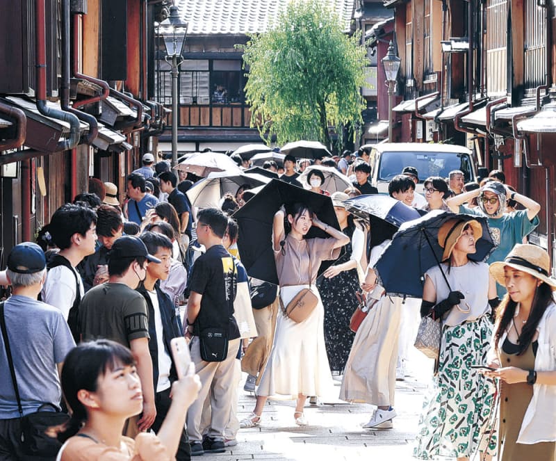 猛暑の金沢、観光客どっと　3連休初日、36．2度