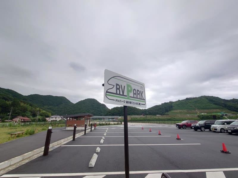 Isn't the day when it will be viewed as a problem as "tourism pollution" not far off?Manners when staying in the car [Column: Akiso]
