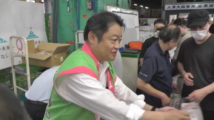大阪市の中央卸売市場で山梨県産のモモを知事がPR　モモおよそ200個を配布