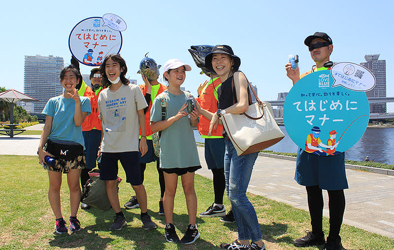 ギョミ袋を手渡し「ゴミは持ち帰る」の原則を伝えるマグロ＆アジにみんなが共感！ 日本釣用品工業会…