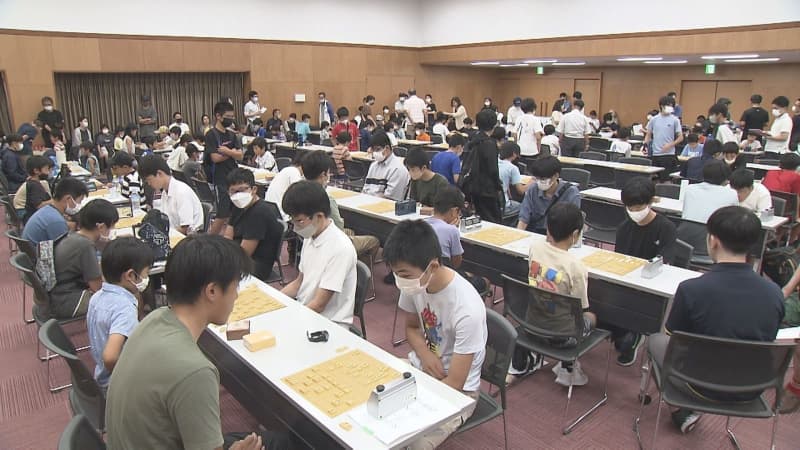 Children's Shogi Tournament Held 3 participants from older children to third-year high school students Finely-honed battle development on the chess board Oita