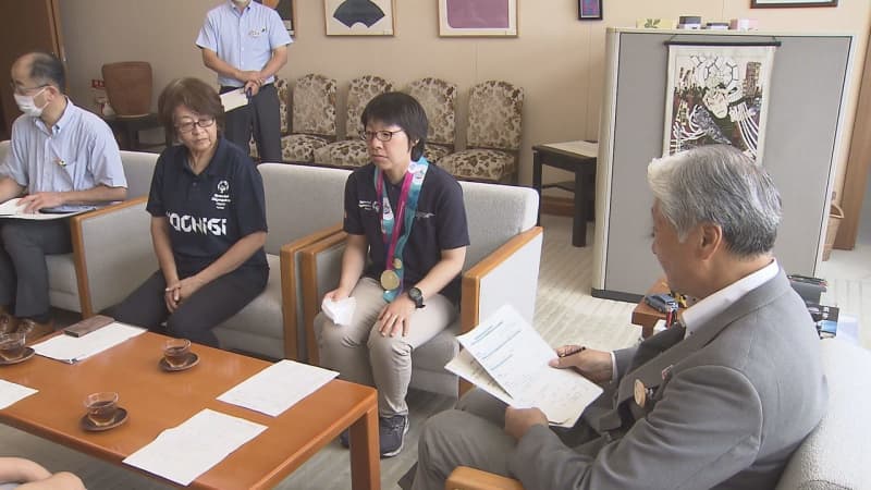 Swimmer Risa Ishizaka reports to Governor of Tochigi Prefecture that she won a gold medal Special Olympics World Summer Games