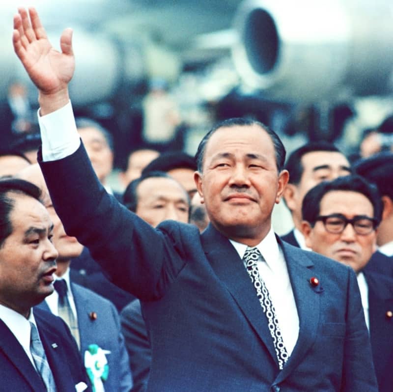 "Our mismanagement..." Kingmaker, former Prime Minister Kakuei Tanaka bowed deeply.
