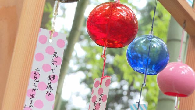 XNUMX wind chimes welcome visitors to Kumano Taisha. Sweets that look great in photos are also popular