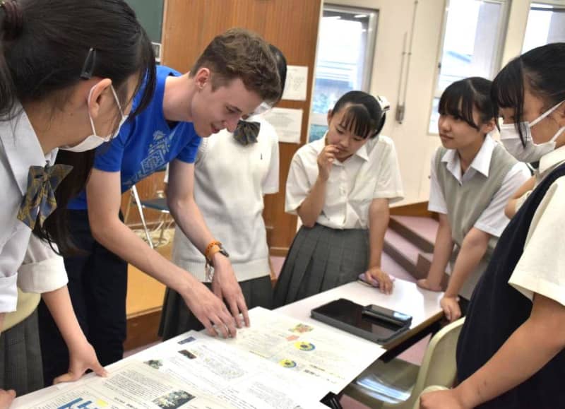 Students and evacuees interact deeply Established a club to support Ibaraki Ushiku Sakae Shinko School newspaper and street fundraising