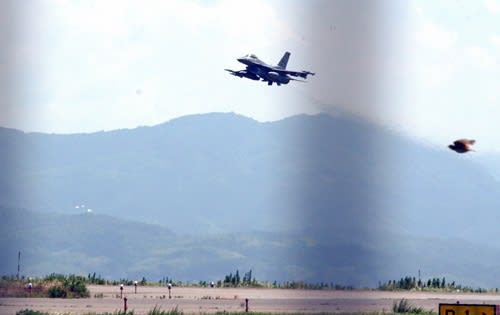 ⚡ ｜ [Breaking news] US military aircraft landed at Miho base, behind civilian aircraft at Yonago Airport